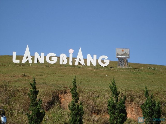 Núi Langbiang nơi đây là khu du lịch có tên là Khu du lịch Langbiang thu hút rất nhiều du khách trong và ngoài nước đến đây đã ngoại.Núi Langbiang có 2 ngọn núi, người dân đặt tên 2 ngọn núi là Núi Ông và Núi Bà, cách trung tâm thành phố Đà Lạt 12 km, núi thuộc địa phận huyện Lạc Dương. Đỉnh Langbiang nằm ở độ cao 2.167 m so với mặt biển. Lang Biang còn được ví như \'nóc nhà\' của Đà Lạt, và là điểm tham quan du lịch hấp dẫn của thành phố Đà Lạt.Trên đỉnh Langbiang có tắm bia đá kể về câu truyện huyền thoại Langbiang.